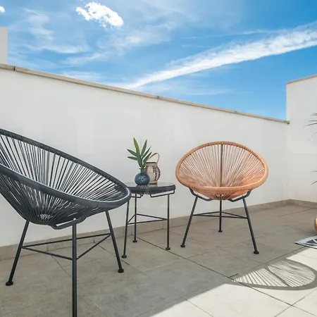 Vibrant With Terrace By Rems Apartment